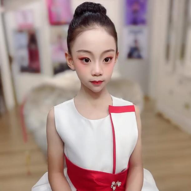 学校朗诵精致妆容